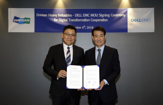 송용진 두산중공업 전략·운영부문 부사장(왼쪽)과 김경진 델EMC 수석부사장 겸 한국 엔터프라이즈 비즈니스 총괄 사장이 업무협약(MOU)를 체결한 뒤 기념촬영을 하고 있다. <두산중공업 제공>
